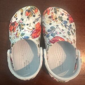 Mineral Blue and Red floral Vera Bradley crocs c7